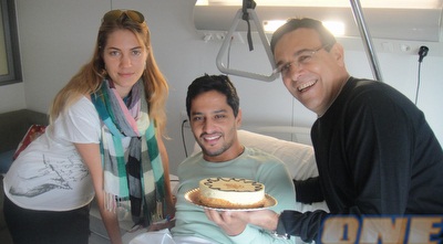 ברק יצחקי עם רוני מאנה בספרד. מחלים מהניתוח