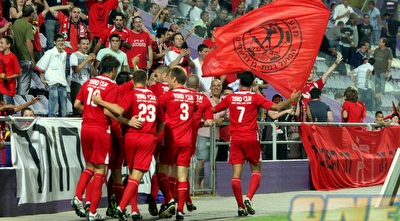 שחקני ר&qout;ג חוגגים עם הקהל (משה חרמון)