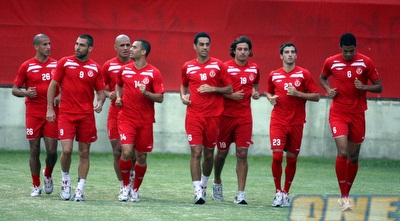 שחקני הפועל ת&qout;א ינסו להתאושש מול מכבי נתניה בקופסא (יניב גונן)