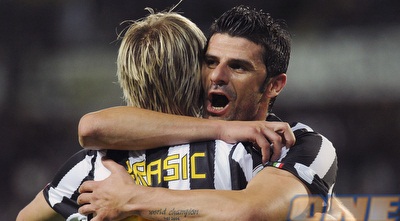 קראסיץ&acute; חוגג עם יאקווינטה. הצגה של הסרבי (רויטרס)