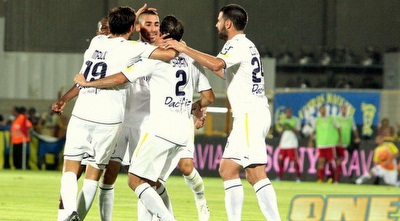 אלירן עטר חוגג עם החברים את השער שלו (משה חרמון) אלירן עטר חוגג עם החברים את השער שלו (משה חרמון)