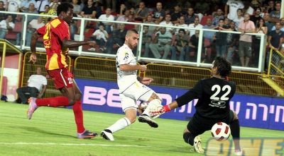 אלירן עטר כובש. בצוות של מכבי העדיפו להחליפו במחצית השניה (משה חרמון) אלירן עטר כובש. בצוות של מכבי העדיפו להחליפו במחצית השניה (משה חרמון)