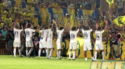 שחקני מכבי ת&qout;א חוגגים בסיום (משה חרמון) שחקני מכבי ת&qout;א חוגגים בסיום (משה חרמון)