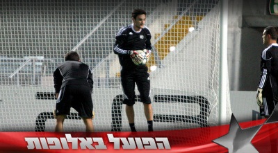 הוגו לוריס מתרגל לשערים בבלומפילד (יניב גונן)