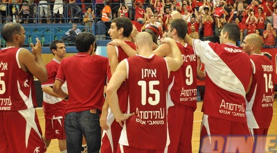 שחקני הפועל תל אביב חוגגים ניצחון חוץ גביע (גיא איזנר)