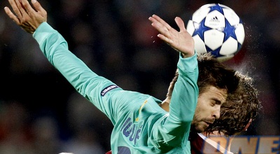 פיקה נלחם על כדור גובה מול קורניילקו (רויטרס)