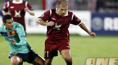 קארדניס ופדרו במרדף אחרי הכדור (רויטרס)