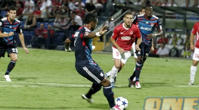 באסטוס בועט הפנדל (שי לוי) באסטוס בועט הפנדל (שי לוי)