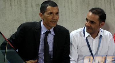 אלי טביב וגבי קצרה מתרגשים לפני פתיחת המשחק בבלומפילד (יניב גונן) אלי טביב וגבי קצרה מתרגשים לפני פתיחת המשחק בבלומפילד (יניב גונן)