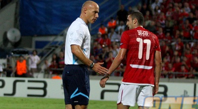 הווארד ווב ובן סהר בשיחה צפופה. השופט עד כה נהדר (יניב גונן) הווארד ווב ובן סהר בשיחה צפופה. השופט עד כה נהדר (יניב גונן)