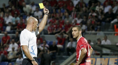 ווב מראה לשכטר את הכרטיס הצהוב שימנע ממנו לשחק נגד שאלקה (שי לוי) ווב מראה לשכטר את הכרטיס הצהוב שימנע ממנו לשחק נגד שאלקה (שי לוי)