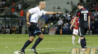 ווב מצביע על הנקודה הלבנה (שי לוי) ווב מצביע על הנקודה הלבנה (שי לוי)