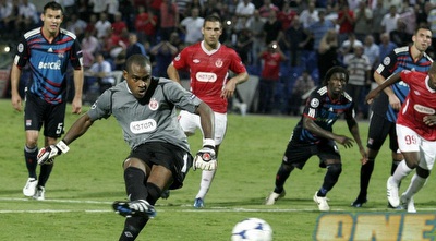 אניימה כובש את השער ההיסטורי של האדומים בליגת האלופות (שי לוי) אניימה כובש את השער ההיסטורי של האדומים בליגת האלופות (שי לוי)