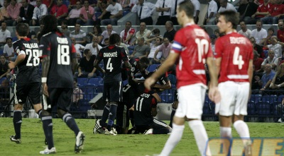 באדיר ובונדר לא מאמינים על רקע שחקני ליון חוגגים (שי לוי)