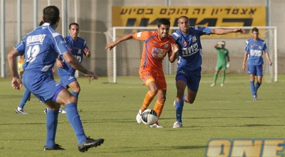גיא משפתי מוקף בשחקני נס ציונה (דרור עינב)