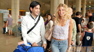 אליניב ברדה ואשתו נוחתים בישראל (שי לוי) אליניב ברדה ואשתו נוחתים בישראל (שי לוי)