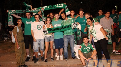 אוהדי מכבי חיפה מחוץ לקרית אליעזר (עמית מצפה) אוהדי מכבי חיפה מחוץ לקרית אליעזר (עמית מצפה)