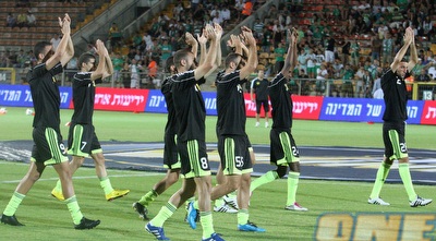 שחקני בית&qout;ר מודים לקהל שהגיע בחימום (עמית מצפה) שחקני בית&qout;ר מודים לקהל שהגיע בחימום (עמית מצפה)