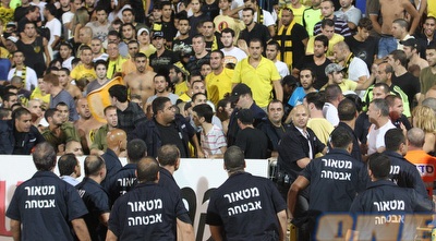 אוהדי בית&qout;ר ביציע (עמית מצפה)