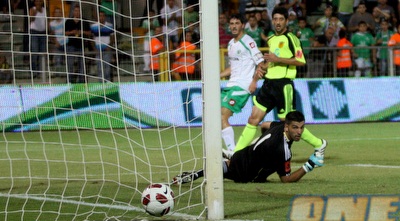 הרוש מסתכל על עוד כדור ברשת. זכה לעידוד מחבריו (יניב גונן) הרוש מסתכל על עוד כדור ברשת. זכה לעידוד מחבריו (יניב גונן)