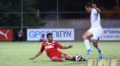 אלרואי כהן מנסה להקפיץ מעל תמיר פור (דרור עינב)