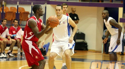 אוסברי. הפציץ ברבע הראשון, ישב בחוץ ברוב השני (משה חרמון) אוסברי. הפציץ ברבע הראשון, ישב בחוץ ברוב השני (משה חרמון)