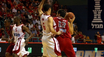 אורי קוקיה צמוד לאנדראה סטפנוביץ´ (יניב גונן)