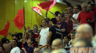 ואת הקהל של הפועל לטירוף (משה חרמון) ואת הקהל של הפועל לטירוף (משה חרמון)