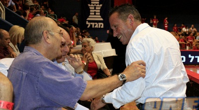 דני קליין מקבל ברכות מראש הממשלה לשעבר, אהוד אולמרט (יניב גונן)