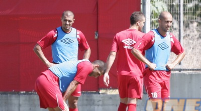 שחקני הפועל ת&qout;א מתכוננים לדרבי (רועי גלדסטון)