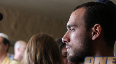 רגב פנאן באזכרה לאביו. &qout;אני חושב עליו כל הזמן&qout; (דרור עינב)