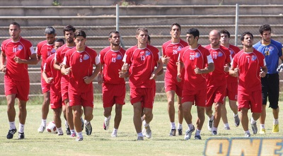 שחקני הפועל חיפה. זרם המים בקרית חיים עדיין לא חודש (עמית מצפה)
