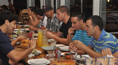 שחקני חולון זוללים באל גאוצ´ו (ONE)