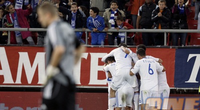 היוונים חוגגים מול לטביה (רויטרס) היוונים חוגגים מול לטביה (רויטרס)