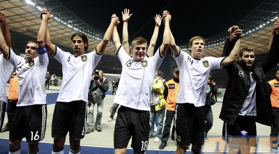 גרמניה מודה לקהל לאחר הניצחון המשכנע (רויטרס) גרמניה מודה לקהל לאחר הניצחון המשכנע (רויטרס)