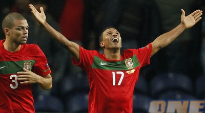 נאני ופפה חוגגים את השער (רויטרס) נאני ופפה חוגגים את השער (רויטרס)