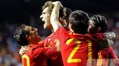 שחקני נבחרת ספרד חוגגים עם יורנטה (רויטרס)