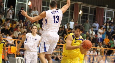 אוונס מרחף מעל ניר כהן (עמית מצפה) אוונס מרחף מעל ניר כהן (עמית מצפה)