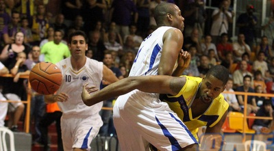 ארנולד מול מוס. האחרון עזר לצמק בפתיחת המחצית (עמית מצפה) ארנולד מול מוס. האחרון עזר לצמק בפתיחת המחצית (עמית מצפה)