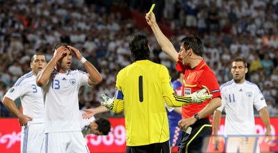 וולפגנג סטארק מראה את הכרטיס הצהוב לדקל קינן (שי לוי)