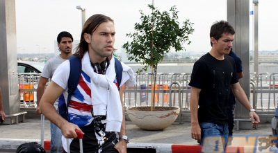 ביברס נאתכו, ודני בונדר. רפאלוב ברקע (יניב גונן)