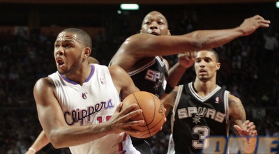 גורדון חודר לסל של סן אנטוניו (רויטרס)