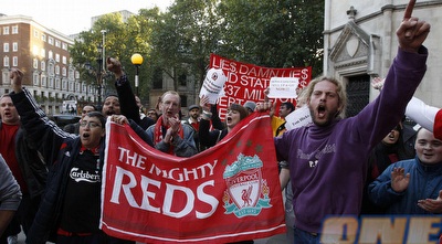 אוהדי ליברפול מחוץ לבית המשפט, היום (רויטרס)