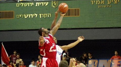 טיילר ווילקרסון וסם קלנסי מחפשים את הכדור (משה חרמון)