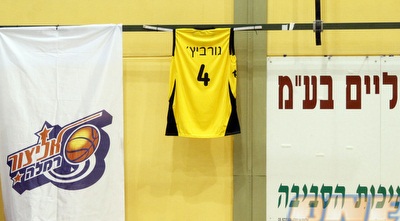 החולצה של גורביץ´ גבוה גבוה באולם ברמלה (יוסי ציפקיס)