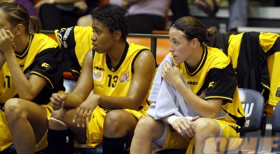 שי דורון ליד  טנישה רייט (יוסי ציפקיס)