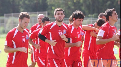 אושרי רואש ושחקני הפועל חיפה באימון (עמית מצפה) אושרי רואש ושחקני הפועל חיפה באימון (עמית מצפה)