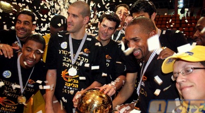 שחקני מכבי ת&qout;א עם הגביע שנה שעברה. רוצים לשמור על התואר (משה חרמון)