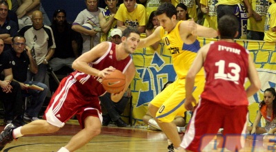 שמחון מנסה לחדור על פניני (משה חרמון) שמחון מנסה לחדור על פניני (משה חרמון)