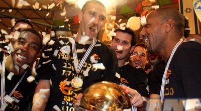 השחקנים עם הגביע (משה חרמון)